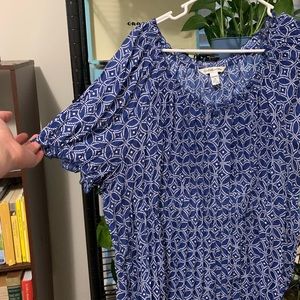 Blue & white pattered 1x blouse